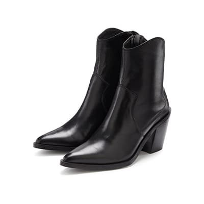 Schwarze knöchelhohe Stiefeletten mit spitzer Zehenpartie und breitem Blockabsatz, leicht seitlich versetzt platziert
