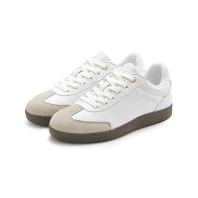 Weiße Sneaker mit hellem Besatz und dunkler Sohle, seitlich versetzt nach vorn gerichtet auf weißem Hintergrund