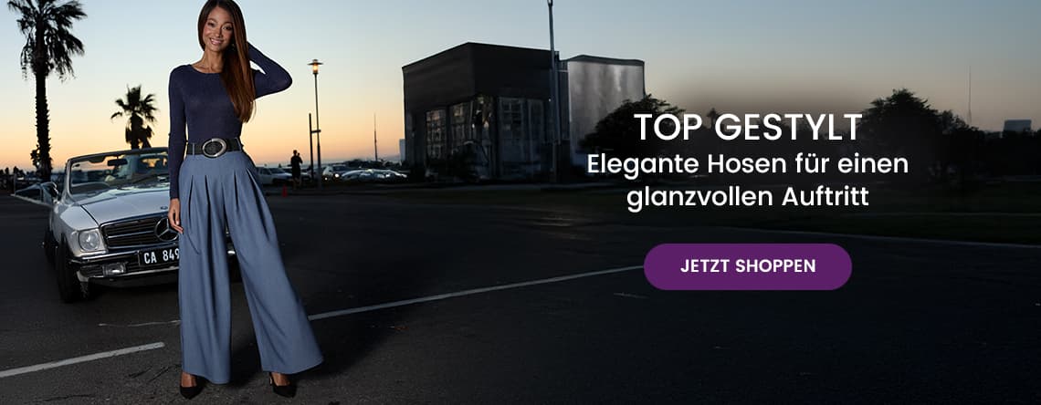 TOP GESTYLT – Elegante Hosen für einen glanzvollen Auftritt – Frau in weitem blauen Hosenanzug steht vor einem Auto in der Dämmerung