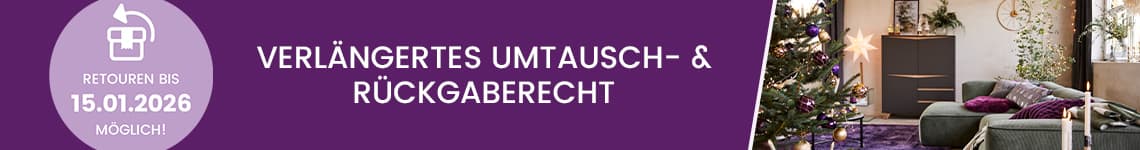 Retouren bis 15.01.2026 möglich! Verlängertes Umtausch- & Rückgaberecht – Weihnachtsbaum und Sofa in festlich dekoriertem Wohnzimmer