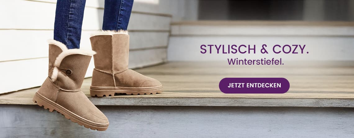 Stylisch & cozy. Winterstiefel. Jetzt entdecken – Person trägt beige Winterstiefel mit Fellbesatz, steht auf Holzstufen