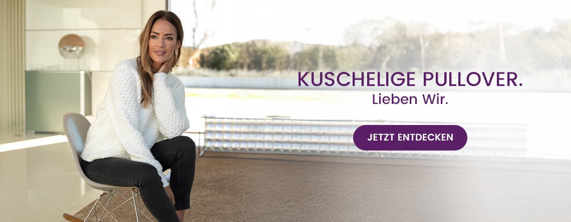 Kuschelige Pullover. Lieben Wir. Jetzt entdecken – Frau in weißem Pullover sitzt auf Stuhl