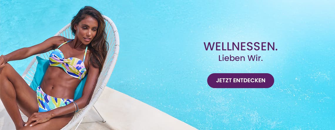 Wellnessen. Lieben Wir. Jetzt entdecken – Frau in buntem Bikini entspannt am Pool auf einem weißen Stuhl.