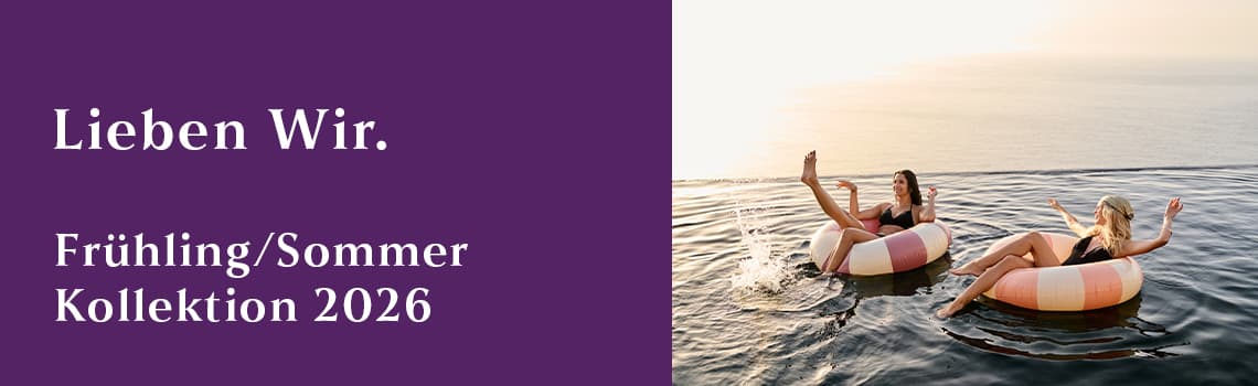 Frühling/Sommer Kollektion 2026 – Zwei Frauen entspannen in bunten Schwimmringen auf Wasser bei Sonnenuntergang.