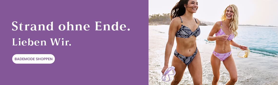 Strand ohne Ende. Lieben Wir. Zwei Frauen in Bikinis gehen am Strand entlang, Bademode shoppen.