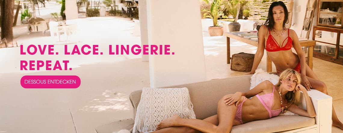 LOVE. LACE. LINGERIE. REPEAT. Dessous entdecken – Zwei Frauen in bunter Unterwäsche entspannen auf einer Terrasse.