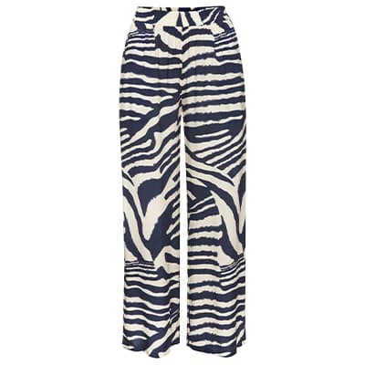 Weite Hose mit Zebra-Muster in Schwarz-Weiß vor weißem Hintergrund