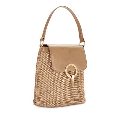 Beige Handtasche mit gewebtem Design und Klappe mit goldfarbenem Ringverschluss.