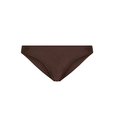 Brauner Bikini-Hüftslip vor weißem Hintergrund, Vorderansicht.