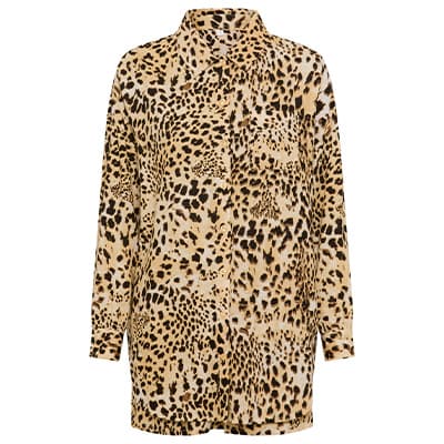 Hemd mit Leopardenmuster und langen Ärmeln vor weißem Hintergrund