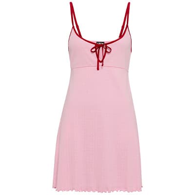 Hellrosa Nachthemd mit roten Trägern und Schleife am Ausschnitt.