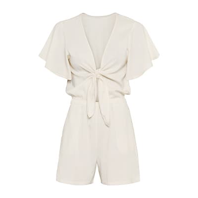 Weißer Einteiler mit kurzen Ärmeln und Knoten vorne