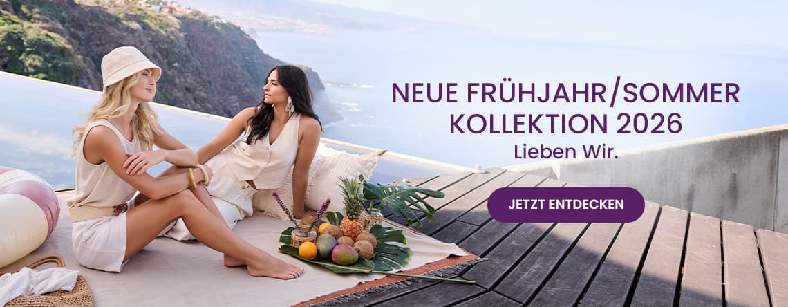 Neue Frühjahr/Sommer Kollektion 2026 – Zwei Frauen sitzen entspannt am Pool mit Früchten und Meerblick. Jetzt entdecken.