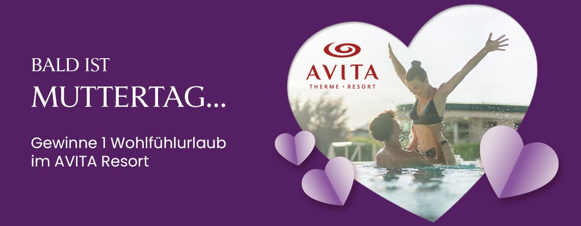 Bald ist Muttertag – gewinne 1 Wohlfühlurlaub im AVITA Resort, Paar im Pool lacht und hebt die Arme in die Luft