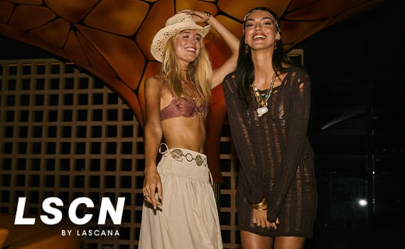 LSCN by Lascana – zwei Frauen in leichter Strandmode stehen abends lachend nebeneinander