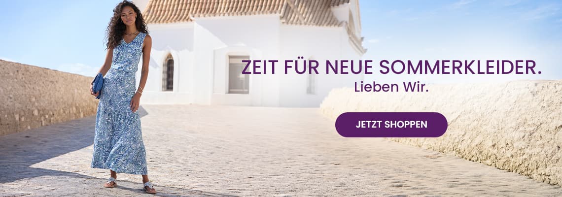 Zeit für neue Sommerkleider – Frau im langen gemusterten Kleid geht vor weißem Gebäude, Button „Jetzt shoppen“