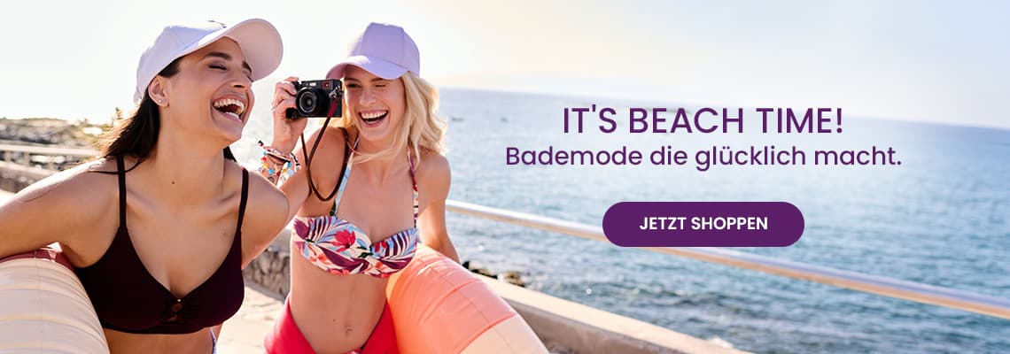 IT’S BEACH TIME – Bademode die glücklich macht – zwei Frauen in Bikinis mit Kamera am Meer, Button „Jetzt shoppen“