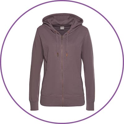 Kapuzensweatjacke in Dunkellila mit Reißverschluss und Kordeln, frontal vor weißem Hintergrund gezeigt