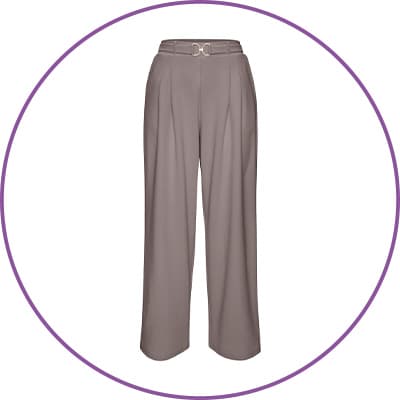 Weite taubenblaue Hose mit Bundfalten und Gürtel mit runder Schnalle, frontal vor weißem Hintergrund