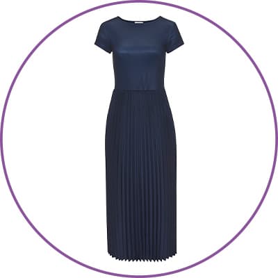 Dunkelblaues knöchellanges Kleid mit kurzem Ärmel und fein plissiertem Rock, frontal vor weißem Hintergrund gezeigt