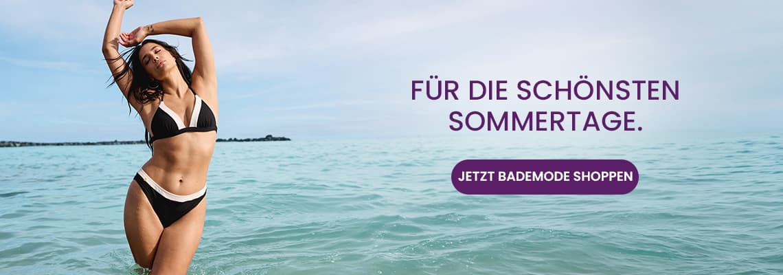 FÜR DIE SCHÖNSTEN SOMMERTAGE – Frau in Bikini steht im Meer, daneben Button JETZT BADEMODE SHOPPEN