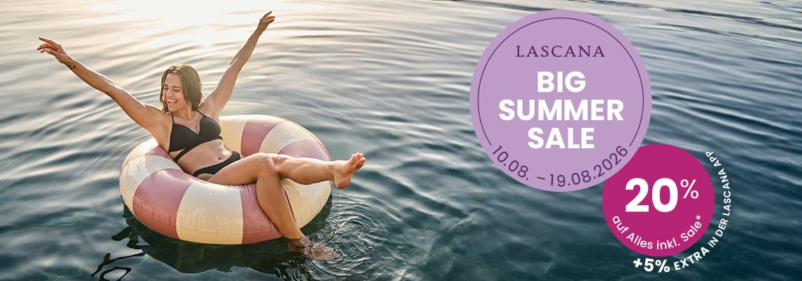 Lascana Big Summer Sale 10.08.–19.08.2026, 20 % auf alles – Frau im Bikini liegt entspannt auf großem Schwimmring im Wasser