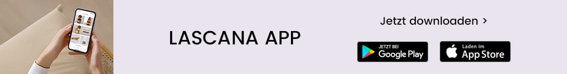Jetzt downloaden – LASCANA App, Person hält Smartphone mit geöffneter App, Logos von Google Play und Apple App Store