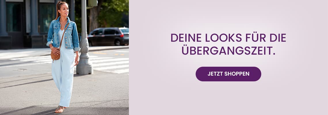 Deine Looks für die Übergangszeit – Frau im langen Kleid mit Jeansjacke geht über die Straße, Button Jetzt shoppen