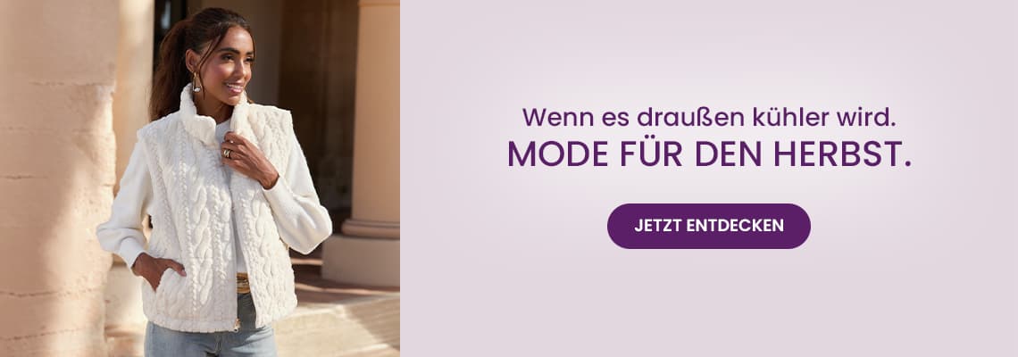 Wenn es draußen kühler wird – Mode für den Herbst. Frau in heller Weste steht draußen und blickt zur Seite