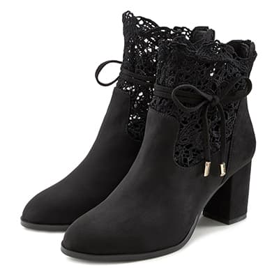 Schwarze Stiefeletten mit hohem Blockabsatz und Spitze am Schaft, vorne mit Schleifen gebunden